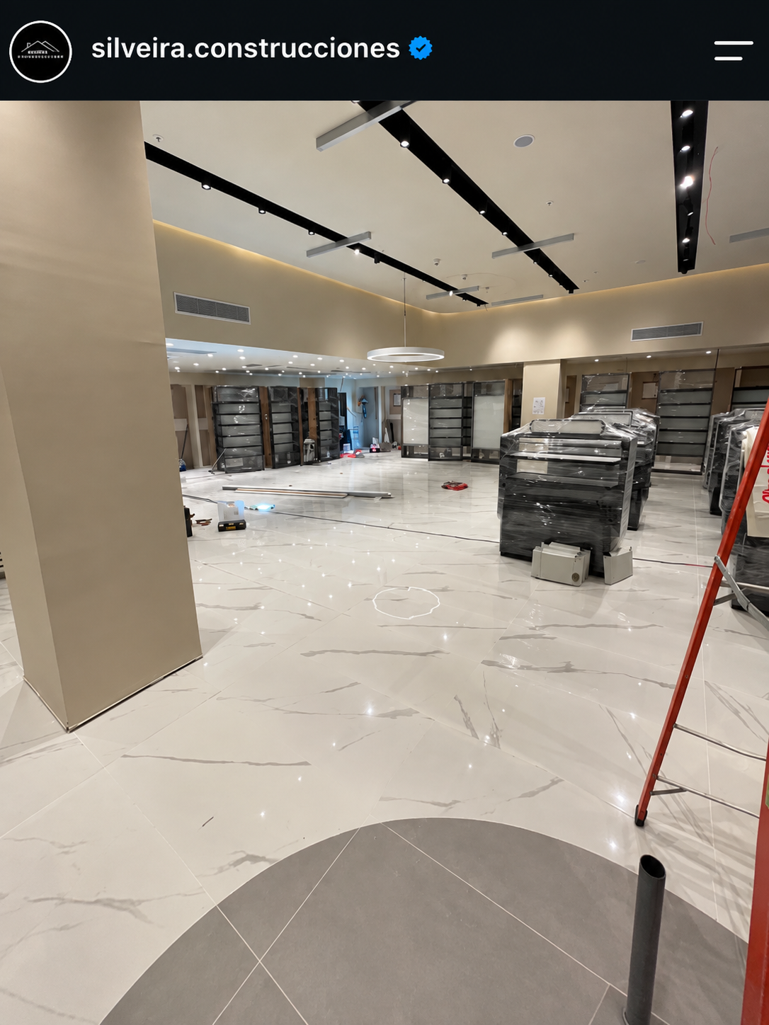 Publicación del Instagram de Silveira Construcciones: interior de la farmacia San Roque en Punta Carretas Shopping durante trabajos de colocación de porcelanato.